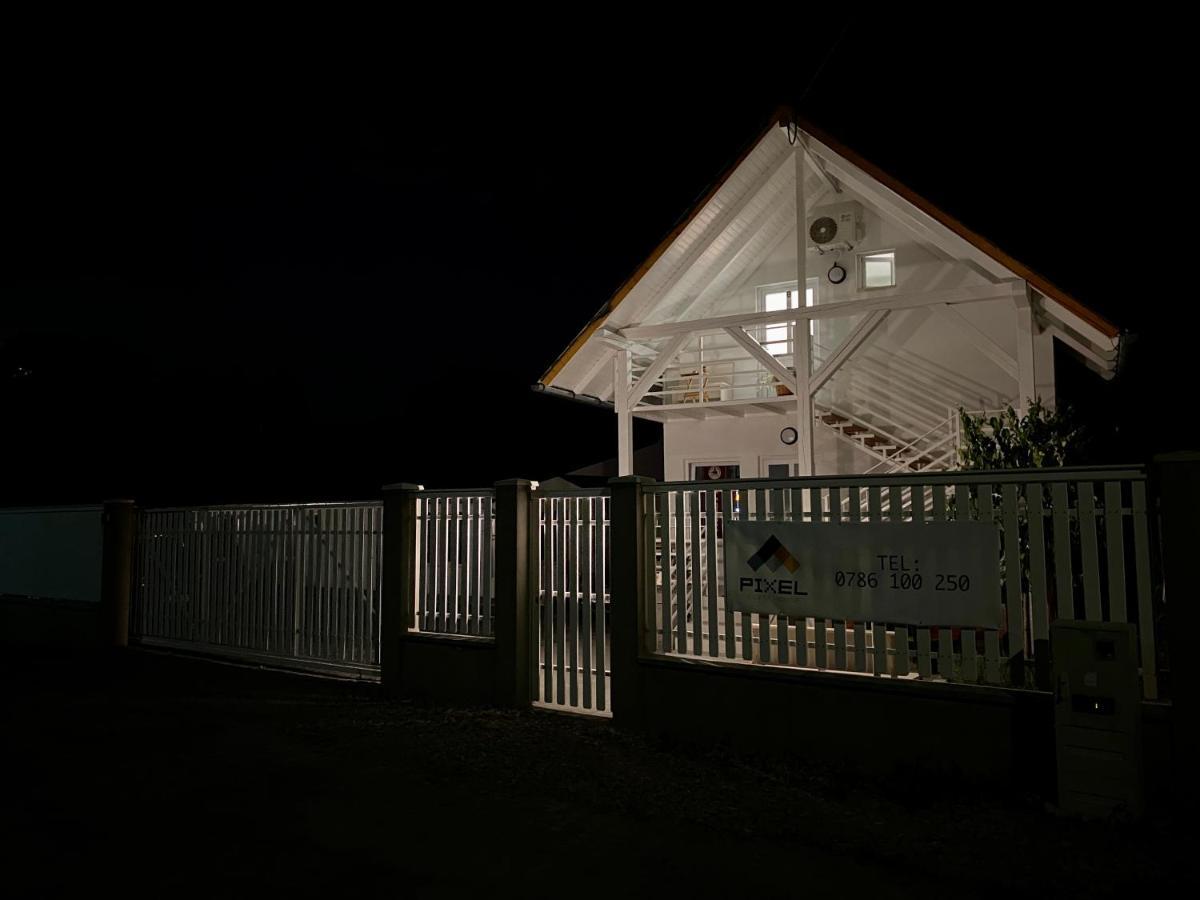 Pixel Guesthouse Тыргу-Секуеск Экстерьер фото